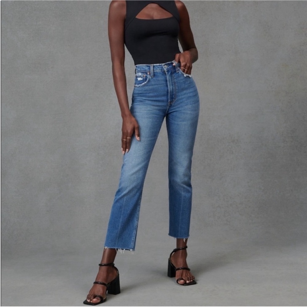 Abercrombie and fitch ankle straight ultra high rise Medium wash jeans size 27
